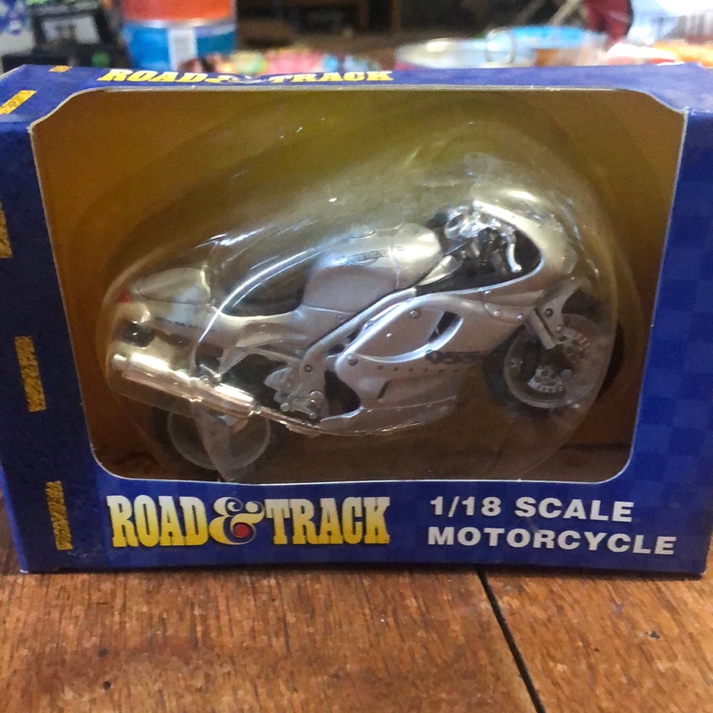 Maia to Road & Track 1:18 scale motorcycle Daytona 995